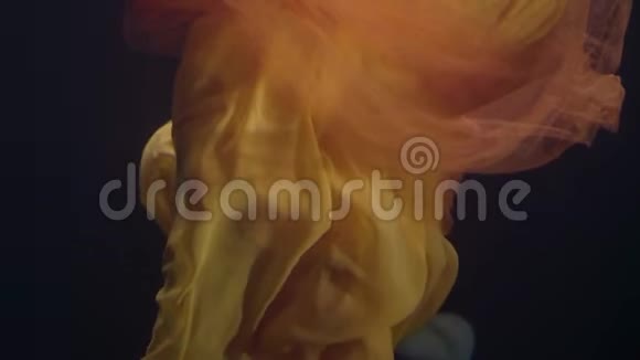 游泳池水下穿着橙色衣服的漂亮女人视频的预览图