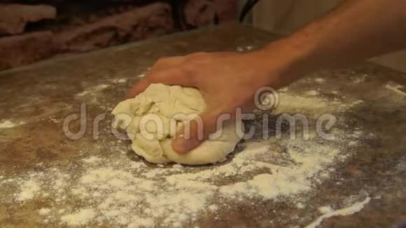 厨师揉面团厨师准备披萨做披萨烹饪工艺视频的预览图