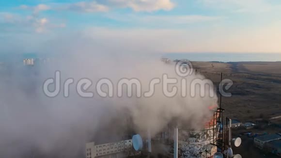 工业管道污染生活人群旁边空气的鸟瞰图4K视频的预览图