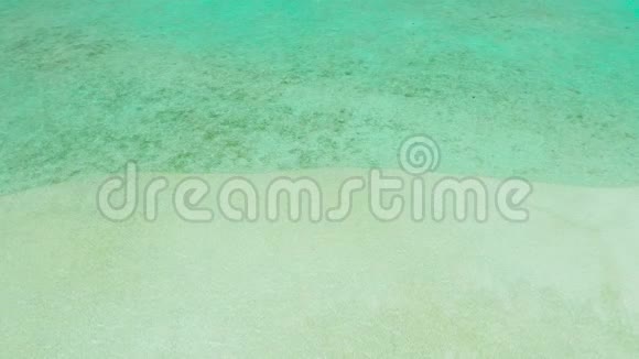 热带海滩和碧海带浪视频的预览图