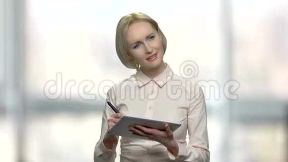 从事数字平板电脑的女商人视频的预览图
