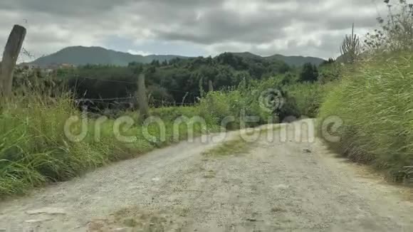 在阳光明媚的夏日诺瑟恩西班牙乡村的绿色景观长满青草的山丘视频的预览图