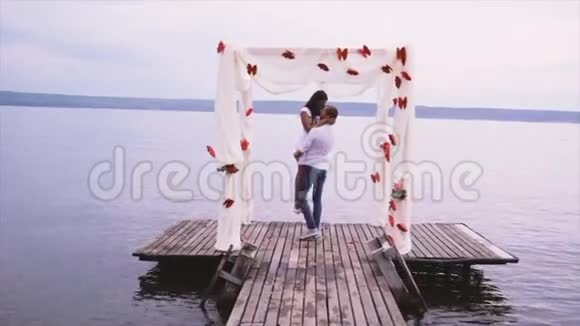 在水边相爱的情侣视频的预览图