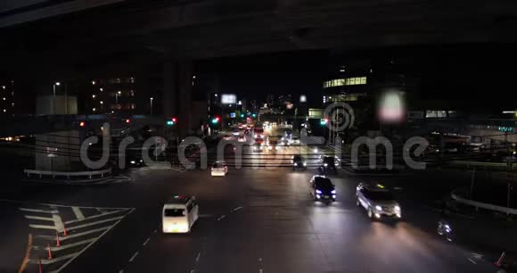 东京市中心一条夜城街道视频的预览图