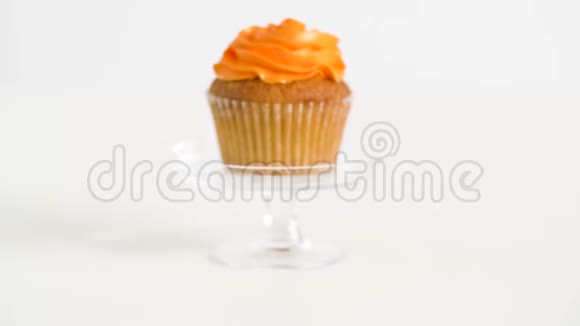 杯状蛋糕杯架上有橙色霜视频的预览图