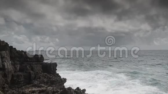 危险的海浪冲进悬崖葡萄牙魔鬼嘴博卡多地狱视频的预览图