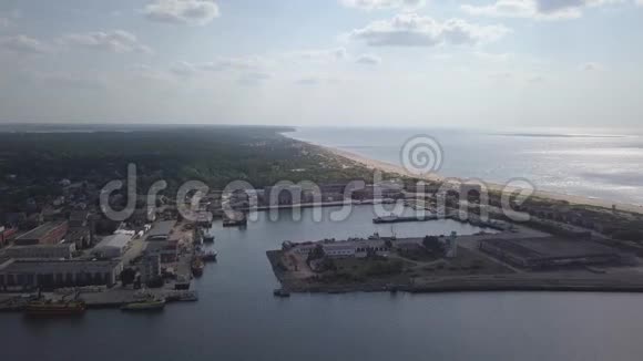 港口Ventspils拉脱维亚空中观景乡村无人机顶景4KUHD视频视频的预览图