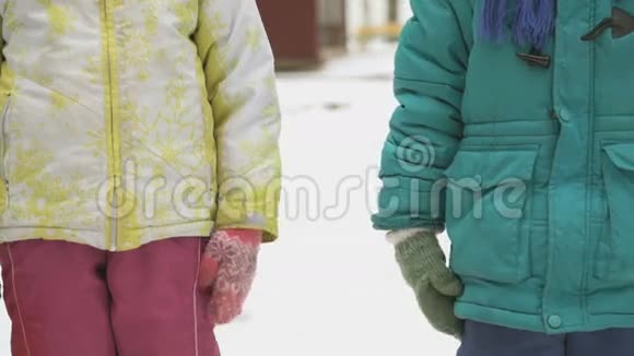 小男孩和小女孩握手友好视频的预览图