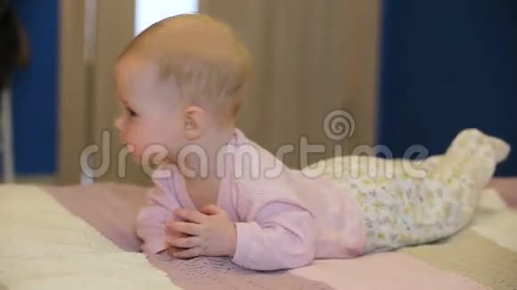 卧室床上的婴儿视频的预览图