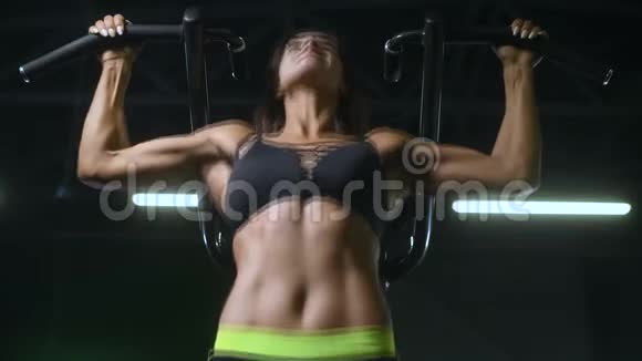 漂亮的白种人健身妇女在健身房锻炼肌肉健身和健身概念健身房背景腹肌锻炼视频的预览图