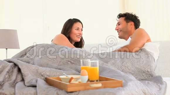一对夫妇在家里的床上互相交谈视频的预览图