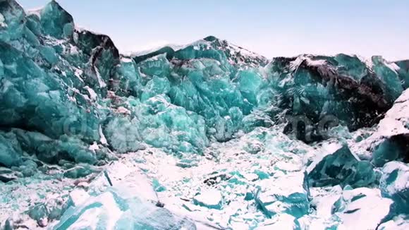 北极地区雪背景上美丽独特的绿松石颜色冰川视频的预览图