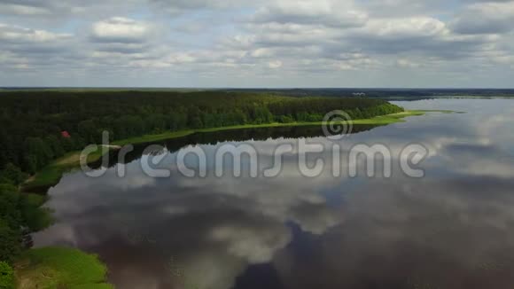 里加湖空中无人机顶视图4KUHD视频拉脱维亚BrivdabasMuzejs视频的预览图