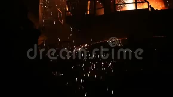 电炉冶金厂的钢铁生产视频的预览图