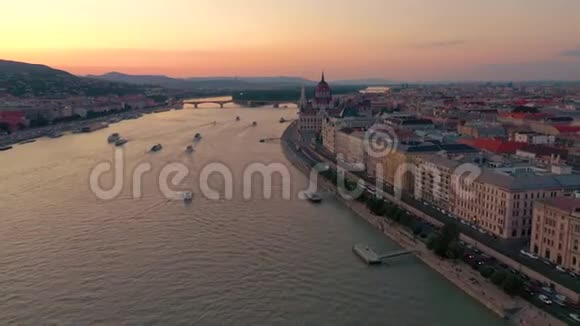 匈牙利布达佩斯2019年5月布达佩斯城市历史中心空中无人机景观建筑优美视频的预览图