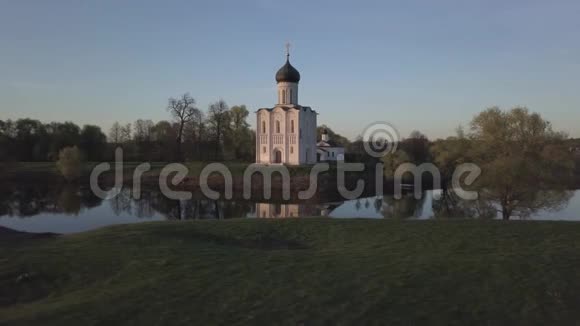内尔岛上的干涉教堂弗拉基米尔地区俄罗斯空中观景视频的预览图