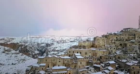 典型石头萨西迪马特拉和马特拉教堂的全景2019年的房子上有雪旅行和概念视频的预览图