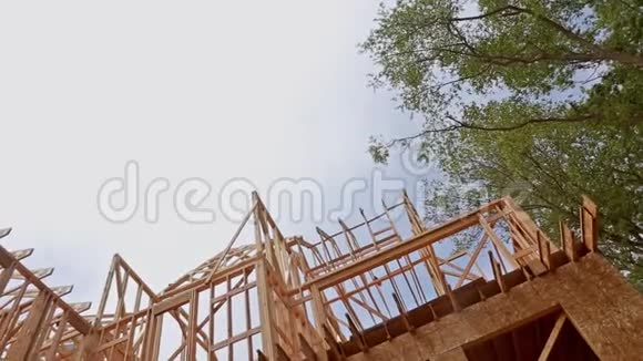 新的住宅建筑房屋框架蓝天视频的预览图