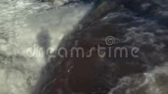 水库排放的强大水流视频的预览图
