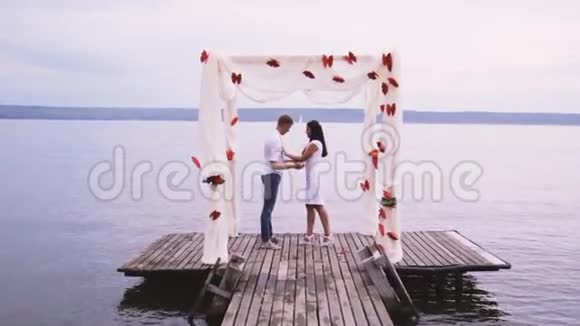 在水边相爱的情侣视频的预览图