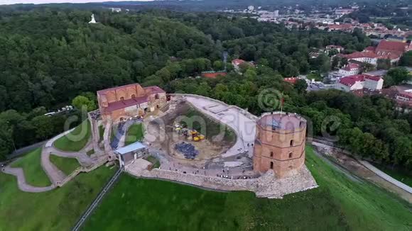 立陶宛维尔纽斯老城盖迪米纳斯城堡和三十字山视频的预览图