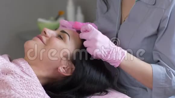 美容医生为美丽的面部皮肤做了一个让面部起毛起毛起毛的程序以收紧和抚平皱纹视频的预览图
