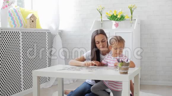 母女俩一起在客厅里玩拼图游戏视频的预览图