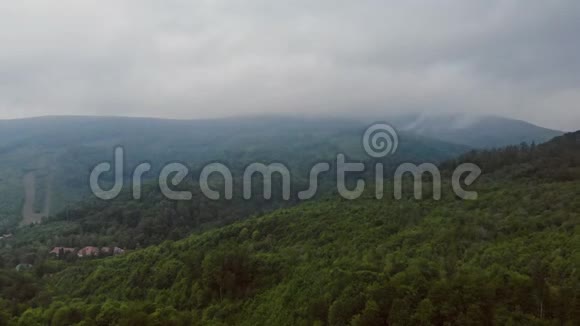 山上的风景早晨山上的雾视频的预览图