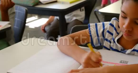 混合种族的小学生在4k教室的课桌上学习视频的预览图