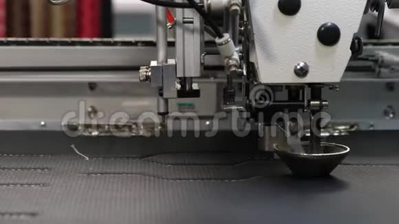 机器人在裁剪生产线上工作机器人缝纫机电脑控制缝纫机自动自动自动视频的预览图