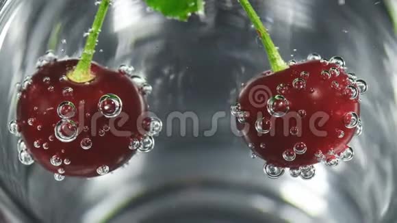 玻璃中成熟樱桃与气泡视频视频的预览图
