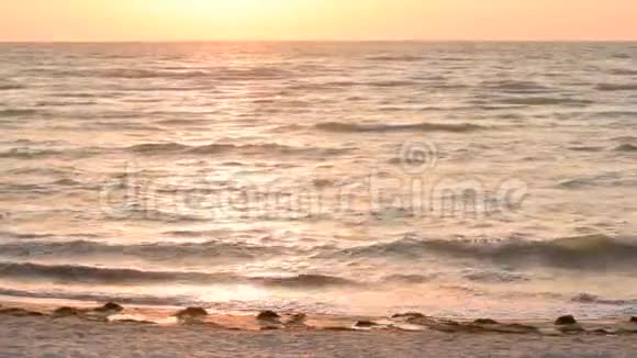 黎明时美丽的风景大海背景视频的预览图
