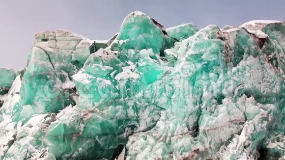 北极雪背景上的绿松石颜色冰川视频的预览图