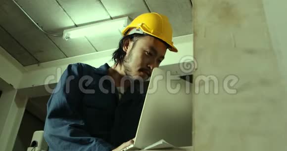 亚洲工程师在工业工厂工作视频的预览图