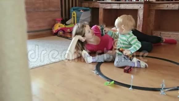 小男孩和妈妈一起玩玩具火车视频的预览图