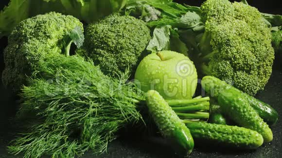 带水滴的绿色蔬菜视频视频的预览图