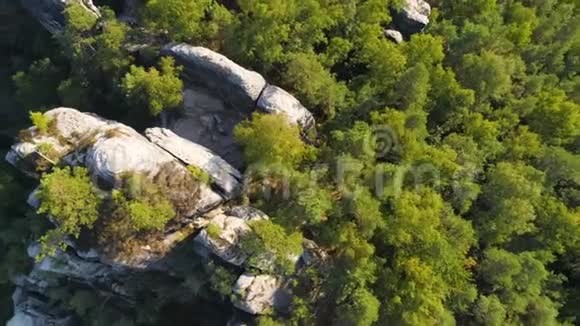 德国萨克森的巴斯蒂公园精彩的空中无人机全景视频的预览图