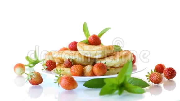 煎好的甜煎饼盘子里放成熟的草莓视频的预览图