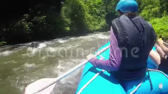在印度尼西亚的山河上漂流视频的预览图