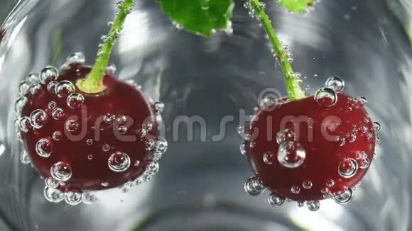 玻璃中成熟樱桃与水泡的视频视频的预览图