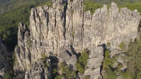 特诺夫捷克共和国2019年6月空中无人机观景美丽的国家公园塞斯基拉吉附近布拉格视频的预览图