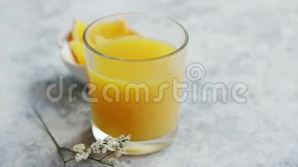 一杯新鲜橙汁视频的预览图