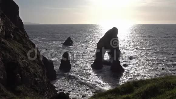 日落时的克罗伊海弓型马裤爱尔兰多尼加尔县视频的预览图
