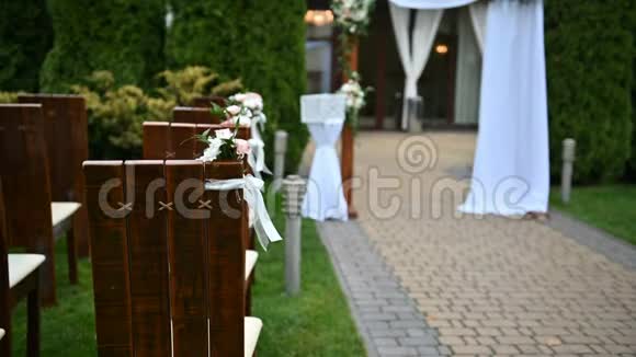 结婚典礼草地上的白色椅子视频的预览图