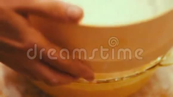女性用手筛面粉视频的预览图