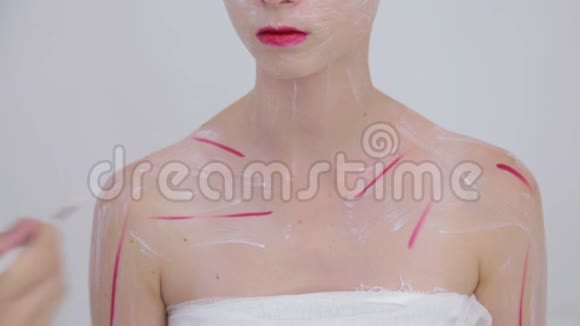 专业化妆师在白色房间制作身体艺术视频的预览图