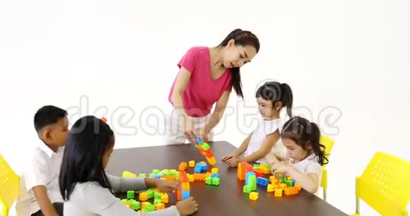 老师和学生一起玩积木玩具视频的预览图
