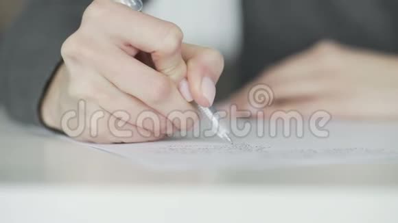 商业女性用钢笔写作视频的预览图