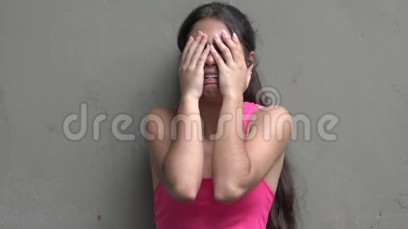 女青少年悲伤哭泣视频的预览图
