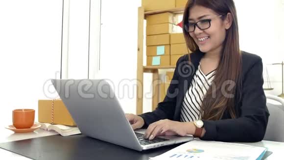 年轻的亚洲女人在家工作年轻的生意开始视频的预览图